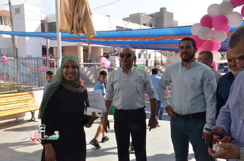 كفرقاسم- فيديو: نواب وأعضاء المجلس البلدي يشاركون الطلاب افتتاح عامهم الدراسي  باجواء بهيجة .